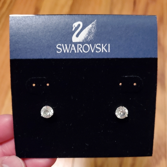 Swarovski crystal solitaire studs - Picture 1 of 2